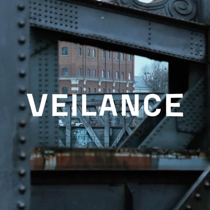 エルエヌシーシーのインスタグラム：「London-based director James Barber and Untold Studios enlist professional freerunner Joe Scandrett to defy gravity throughout London’s skyline in celebration of performance apparel brand Veilance's latest collection.  Press play and lose yourself in a Veilance-clad world far away from lockdown. (Make sure your sound is on as the film provides the first listen to Otzeki’s ‘Leave Yourself Alone’.  @veilance @jamesmsbarber @untold_studios @sar_rahe @sam___white @klub_artefakt @joescandrett @yoominleecol @otzeki」