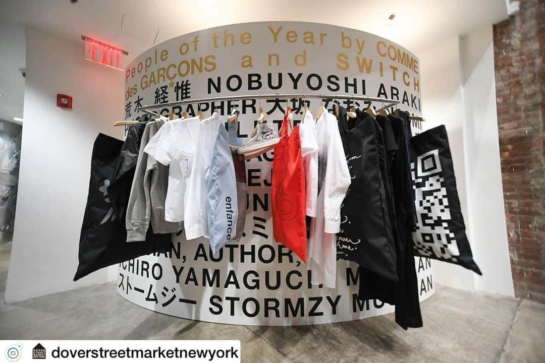 SWITCHさんのインスタグラム写真 - (SWITCHInstagram)「Repost from @doverstreetmarketnewyork  . People of the Year by Comme des Garçons and SWITCH has arrived at Dover Street Market New York with a special installation. Also available on the DSMNY E-SHOP. @commedesgarcons @switch_magazine  Honoring people from various fields who have been inspiring the whole world with their amazing work, Comme des Garçons, in tandem with SWITCH Publishing, celebrate their accomplishments. This project features various items of clothing with their contributions of art and messages, designed by Rei Kawakubo.   #NaomiOsaka #NobuyoshiAraki #KotobukiShiriagari #Stormzy #KayukoSejima #ShuntaroTanikawa #IchiroYamaguchi #PattiSmith @switch_magazine  Photography by @lifeinreverie」12月6日 6時46分 - switch_magazine