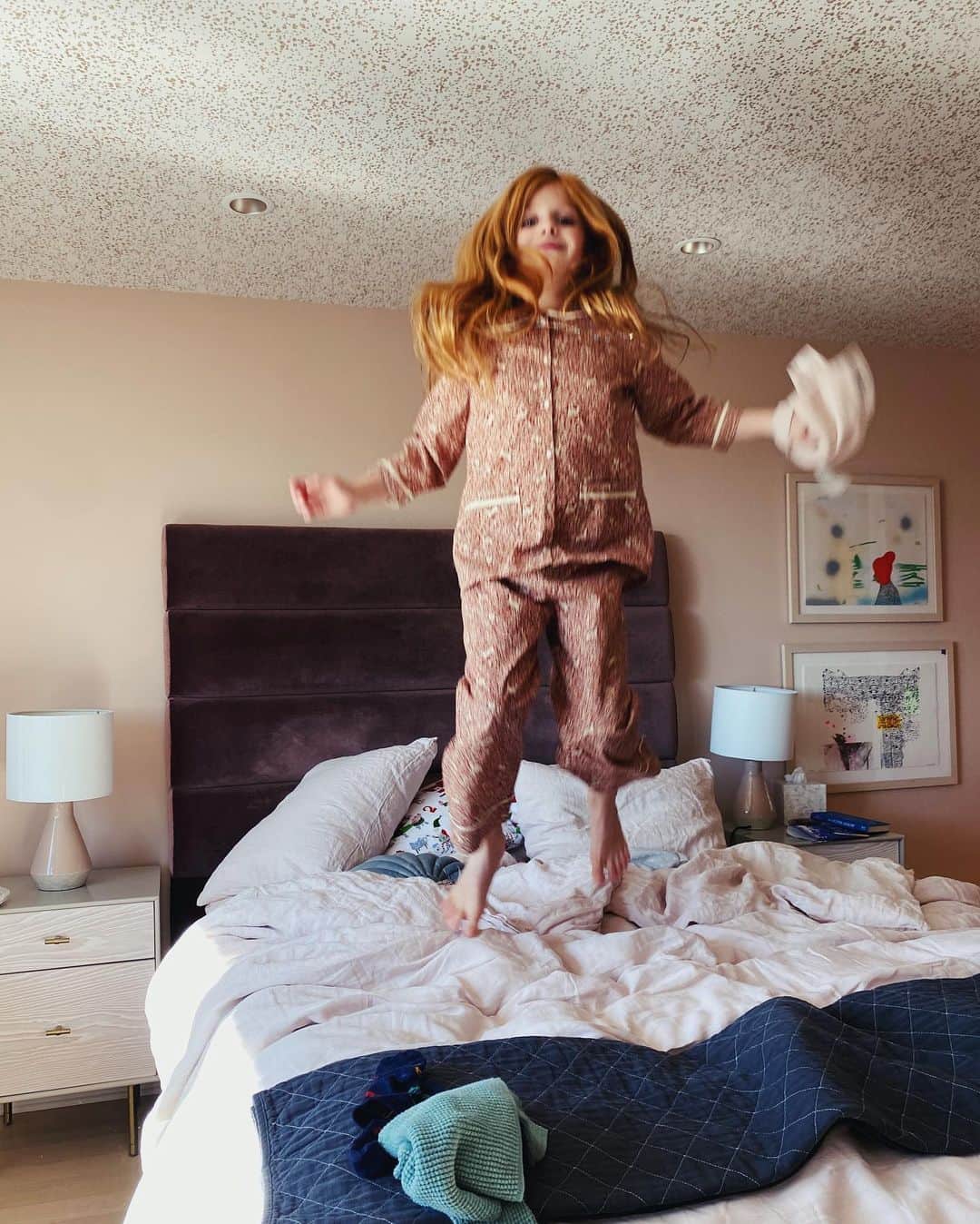 ジェシー・ベイリンのインスタグラム：「red head jumps on her bed.」
