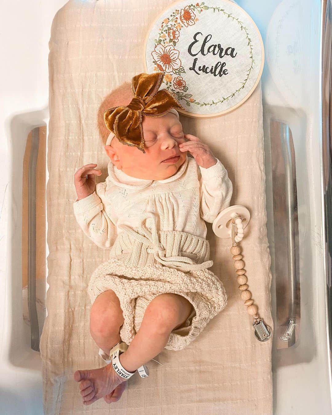 マサイアス・アンドリーのインスタグラム：「Elara Lucille Anderle 5lb 7oz 4:35•December•4th•2020  Delivered in the hospital lobby by me! Crazy story that will be told soon ❤️」