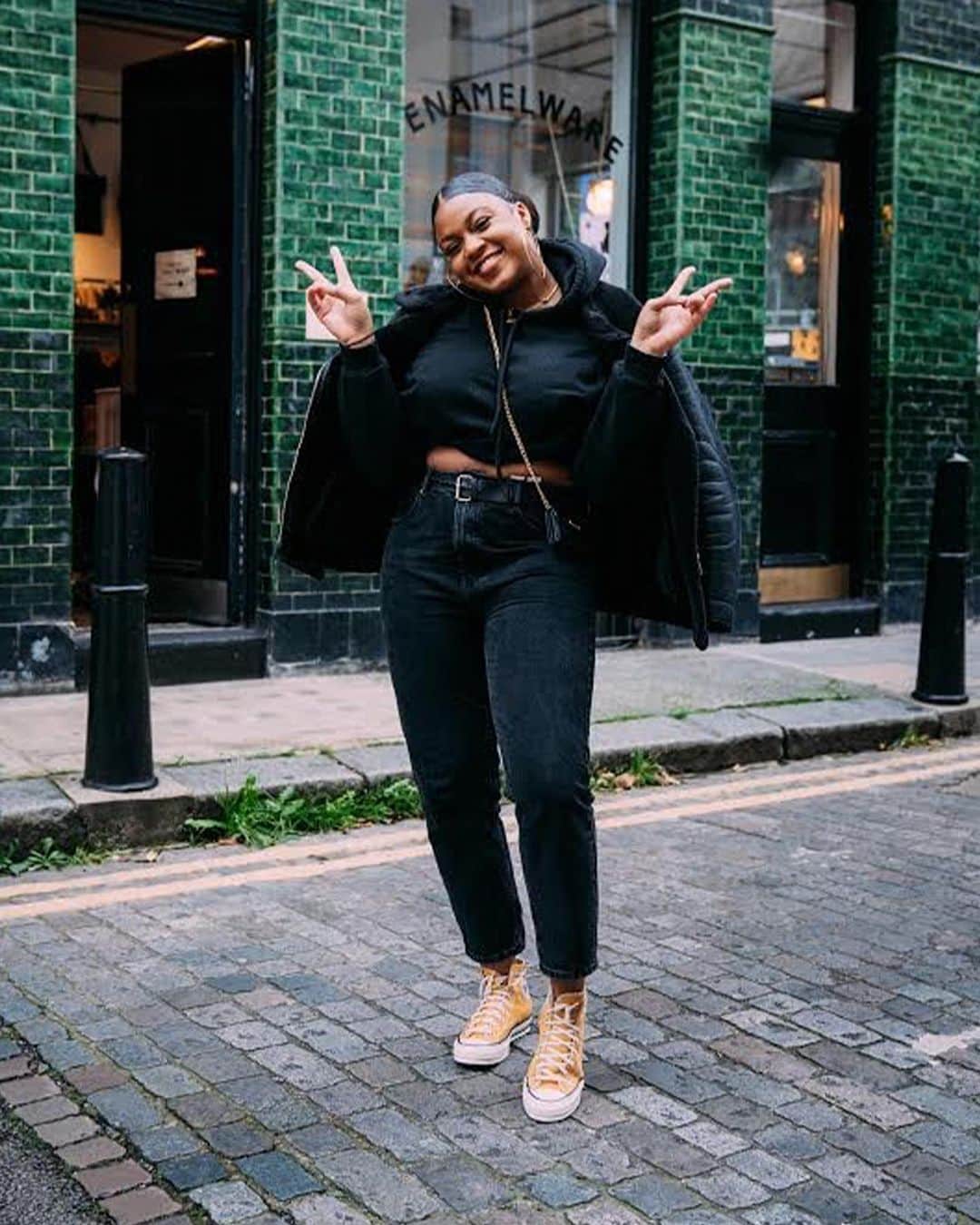 converseのインスタグラム：「The next All Star to put their spin on the manifesto is @fiiyvonne, a creative strategist and interior designer out of London bringing sharp lines, colors and eyes to spaces everywhere. Her All Star manifesto was heavily influenced by her Nigerian and Grenadian heritage, her culture, and her community. 'Irawọ' in Yuroba means 'Star'. ⁣  ⁣ Fii explains that "Being an all-star is deep and powerful. I believe being an Irawọ is not just about being recognized for your work and gaining fame. It's about who you are as an individual. You need to fully comprehend the gift that you are and the excellence you hold. Irawọ in my interpretation is defined by the beautiful black Nigerian women, especially those who are creatives in the UK. These women embody greatness, who have amazing personalities and they are so talented. In fact the talent 'Opó Ju' - 'It’s a lot'.”⁣  ⁣ Fii makes her mark through creativity and as a role model. She’s committed to her community and helping others comprehend the gift that they are and the excellence they hold. Visit our stories to meet Fii and see her take on the #ConverseAllStars.⁣  ⁣ Creative Strategist & Interior Designer - @Fiiyvonne⁣ Fashion Designer - @Elfredadali⁣ Fashion Designer & Researcher - @RiamDoes⁣ Screenwriter & Content Creator - @Addieadessy⁣ Story Teller & Director - @Kemiana_⁣ Manifesto Curator & Editor - @FiiYvonne⁣ Behind the Sense Q&A - @Double3productions⁣ Instrumental - @Ksqueeezy⁣ Narrator - @FiiYvonne's Father⁣」