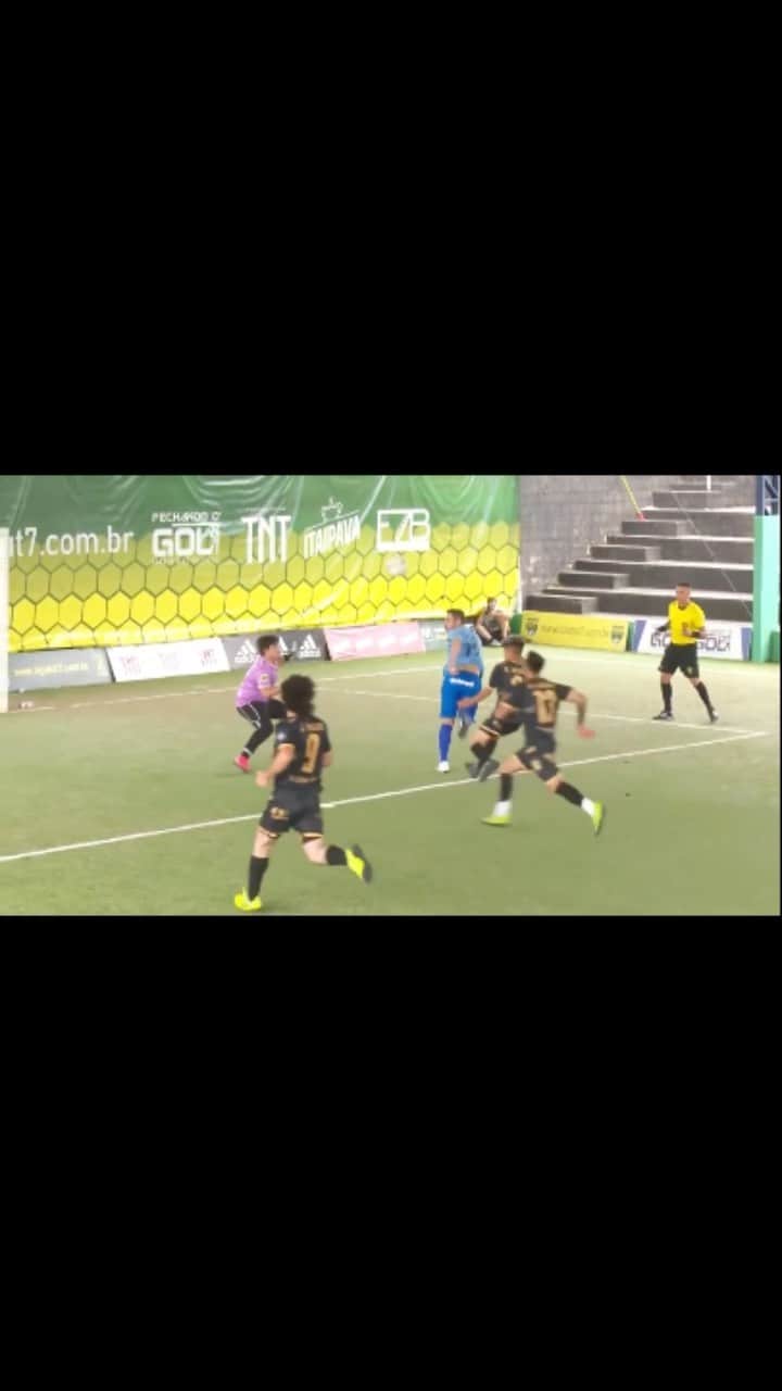アレッサンドロ・ローザ・ヴィエイラのインスタグラム：「7 gols em 3 jogos com o manto @gremiofutebol7 🔵⚫️⚪️-   Mas poderia ser 8 né 😢  Goleiro foi muito bem!  Edição @yurigomes」