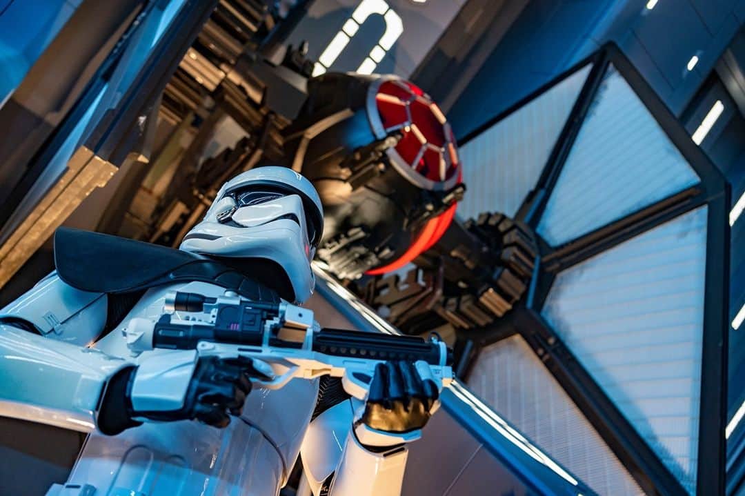 Walt Disney Worldのインスタグラム：「Today marks one year since the debut of @StarWars: Rise of the Resistance inside @StarWars: #GalaxysEdge at Disney’s #HollywoodStudios! Read the story behind this photo from the photographer 📷 who took them in this week’s Behind the Camera on the @DisneyParksBlog. #DisneyMagicMoments ✨」