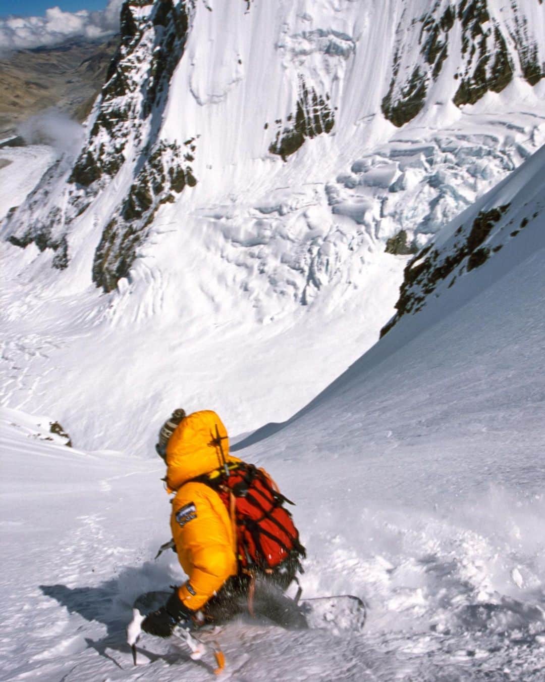 ジミー・チンのインスタグラム：「Ever wonder what it looks like snowboarding on the North Face of Everest? Well here you go. @stephen_koch surfing the north shore of Everest at 23,000ft. ⁣ Chomolungma // Everest 2003」