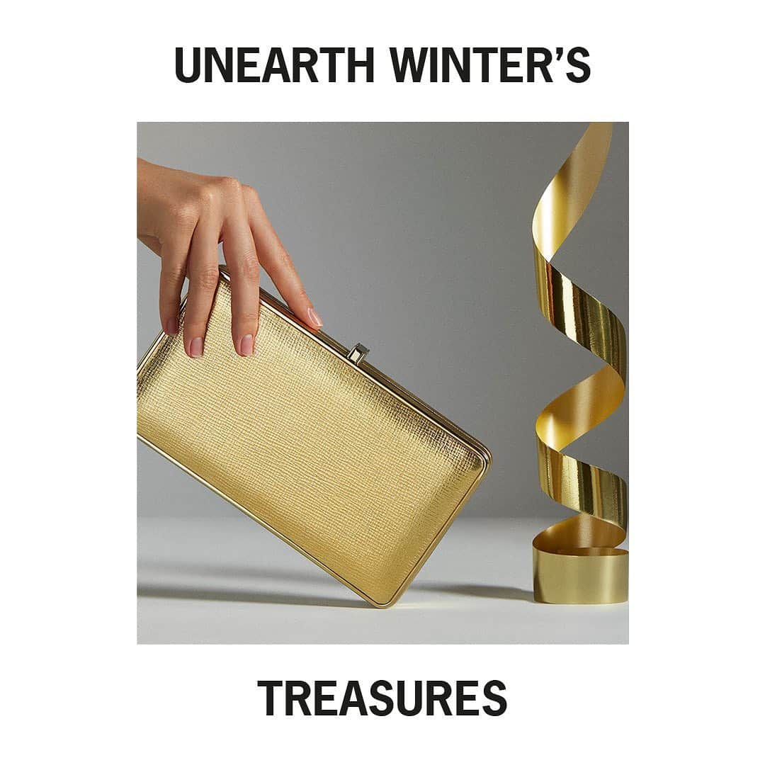 サルヴァトーレ・フェラガモのインスタグラム：「A Touch of Gold. Light up your evenings with a compact and sparkling treasure chest, that charms as a creative hybrid between a jewel and an evening clutch. Explore more wishlist worthy gifts through the link in bio. #FerragamoHoliday #UnwrappingJoy」