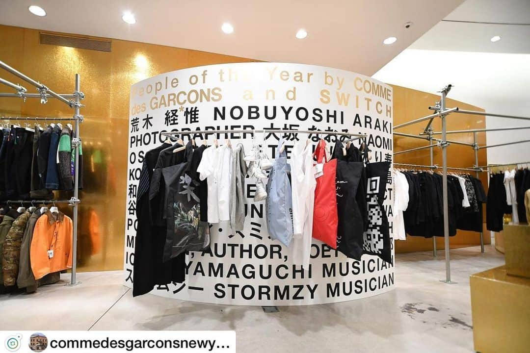 SWITCHさんのインスタグラム写真 - (SWITCHInstagram)「Repost from @commedesgarconsnewyork  . People of the Year by Comme des Garçons and SWITCH has arrived at Comme des Garcons New York with a special installation. Also available on the DSMNY E-SHOP. @commedesgarcons @switch_magazine  Honoring people from various fields who have been inspiring the whole world with their amazing work, Comme des Garçons, in tandem with SWITCH Publishing, celebrate their accomplishments. This project features various items of clothing with their contributions of art and messages, designed by Rei Kawakubo.   #NaomiOsaka #NobuyoshiAraki #KotobukiShiriagari #Stormzy #KayukoSejima #ShuntaroTanikawa #IchiroYamaguchi #PattiSmith @switch_magazine  Photography by @lifeinreverie」12月6日 7時06分 - switch_magazine