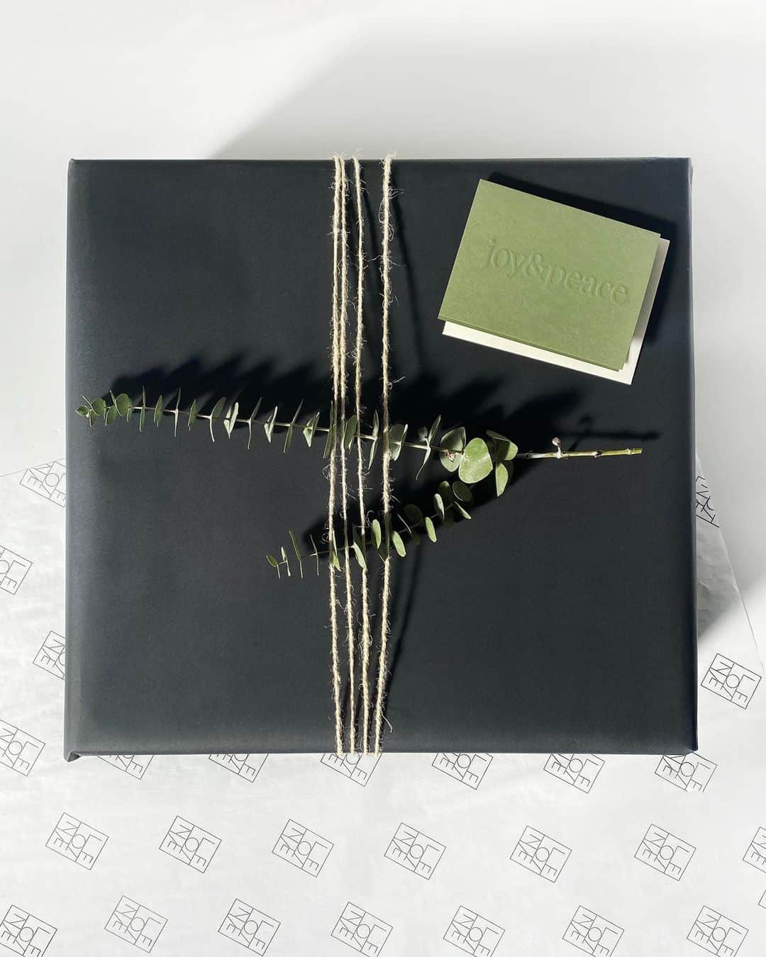 JanessaLeoneのインスタグラム：「GIFT WRAPPING ____ Wrap up your holiday shopping with bespoke JL gift wrapping. Complete with eucalyptus and customizable Jaymes Paper stationary. Available with purchase online and in-store.  #janessaleone」
