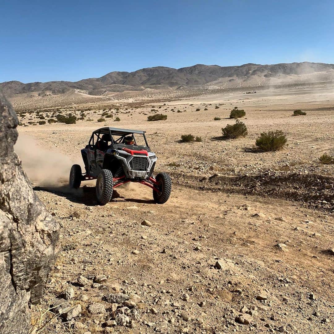 ジェンソン・バトンのインスタグラム：「Great day playing in the dirt today with @terry_madden and @mazfaw in my rocket ship @polarisrzr turbo S. @rocket_msport #polarisrzr #utv #methodracewheels #bfgoodrich #alpinestars」