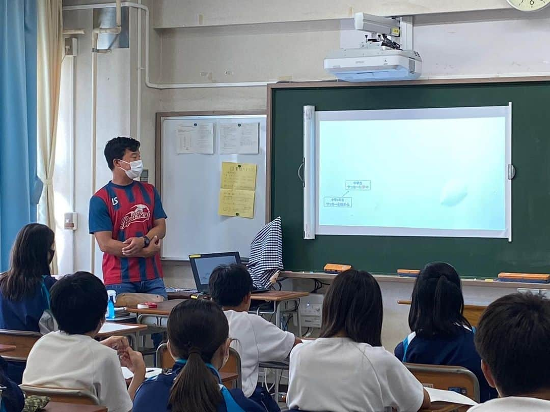 横田陽介さんのインスタグラム写真 - (横田陽介Instagram)「しばらく前ですが、練馬区立東中学校にて職業講和のゲストスピーカーとして登壇してきました。 フリースタイルフットボーラーという世にも珍奇な職業の話は、生徒達にとって参考になったのでしょうか。。。」12月6日 7時12分 - yosukeyokota