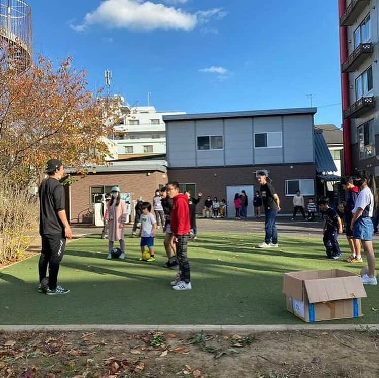 横田陽介のインスタグラム：「足立区の児童養護施設にて、ボランティア活動⚽️ ラーメンマン @ramenman_b_a のパフォーマンスと、私のボール遊び教室。 地元のミツキ @mitsuki_20080930 のプチパフォーマンスも。  本当なら今日も行く予定でしたが、コロナの影響により色々とあり見合わせ。今年はこんな事が多いですね。 またの機会に子ども達に会いに行きます。」