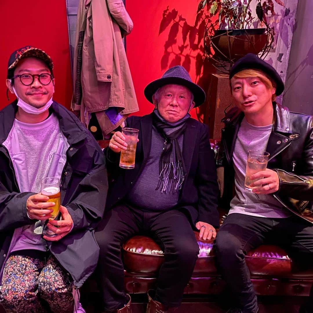 栗田善太郎のインスタグラム：「福岡にまたまた新名所誕生！ 松隈くんのお店の開店レセプションへ行ってきましたよ。 ずっと会えなかった方々にも会えて嬉しかったなぁ、、  改めておめでとうございます！ 皆さんもぜひ！ @guldilocks_bar」