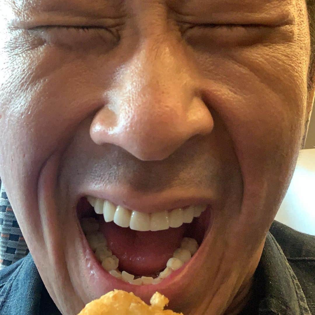 田村裕さんのインスタグラム写真 - (田村裕Instagram)「最近、本当によく食べています。  ハッシュポテト芸人やってほしいぐらい。  朝ならではお得感を漂わせて。  #朝マック #ハッシュポテト #ハッシュドポテト #どっち派 #麒麟田村 #タムラ433  #TAMURA #パワースマイル  #エネルギースポット」12月6日 7時22分 - hiroshi9393