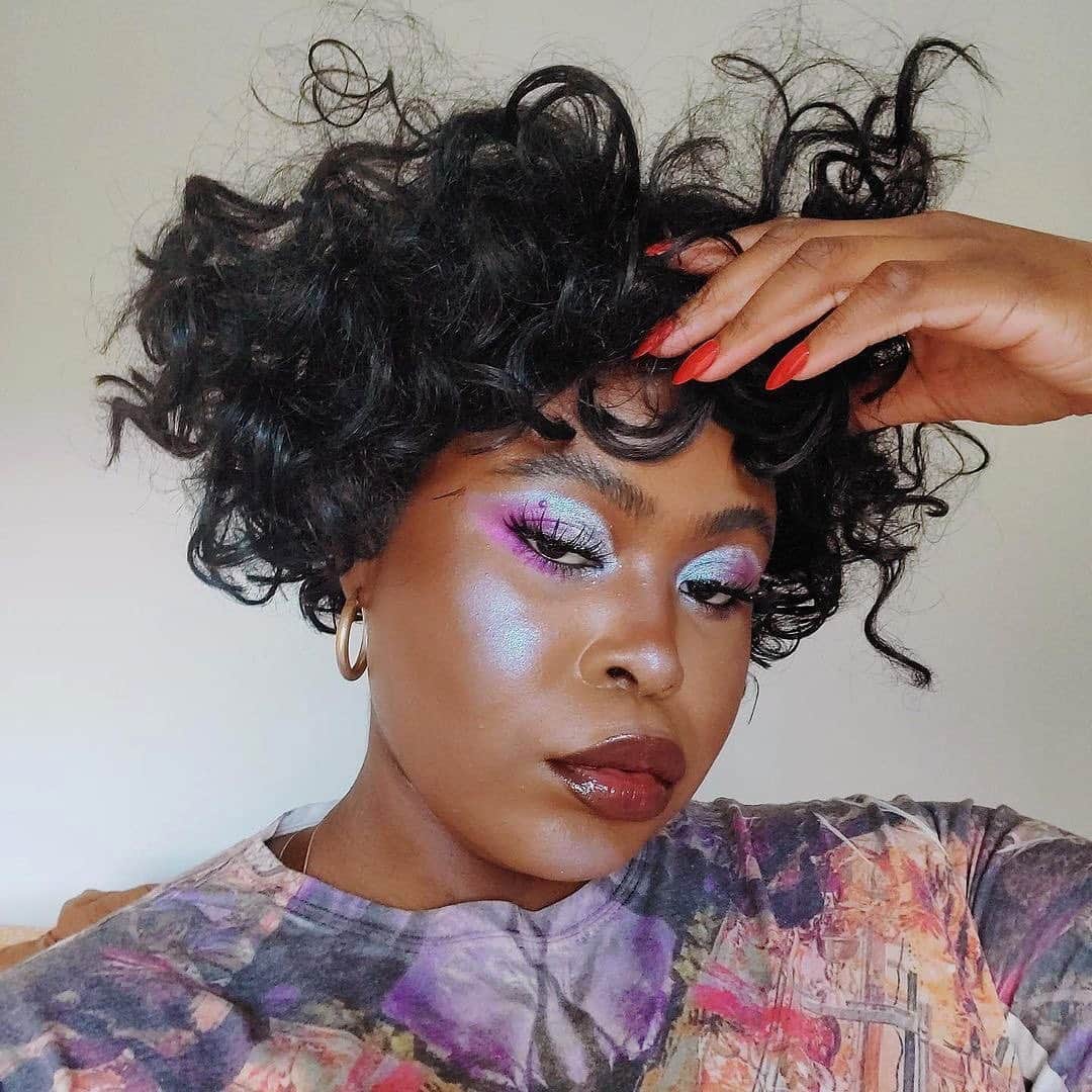 BECCAさんのインスタグラム写真 - (BECCAInstagram)「@hernameisgeorgie is giving us major prismatic vibes with this full face of BECCA, with standout shades from the BECCA X Barbie Ferreira Prismatica Face Palette. 🎆 Products used: 🎆 BECCA X Barbie Ferreira Prismatica Face Palette 💡 Backlight Priming Filter ☁️ Ultimate Coverage Foundation in Sienna ☀️ Sunlit Bronzer in Ipanema Sun  💧 Hydra-Light Plumping Lip Balm in Breeze  Shop the collection in our Holiday Gift Guide.」12月6日 7時31分 - beccacosmetics