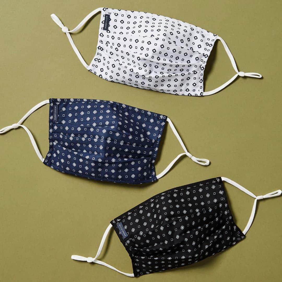 ペリーエリスのインスタグラム：「Stay protected and safe in style this holiday season. Tap to shop new season masks. #LifeReadySince1976」