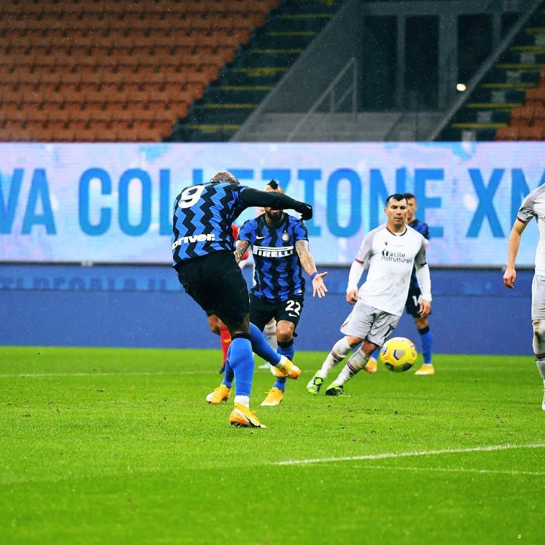 インテルナツィオナーレ・ミラノさんのインスタグラム写真 - (インテルナツィオナーレ・ミラノInstagram)「8 GOALS ⚡️⚽️🥅 Eighth league goal for @romelulukaku this season, his 31st in total in the top flight and fourth against Bologna. The #Inter striker has only scored more against Genoa (five) in #SerieA. #ForzaInter #Lukaku #Goal #Football」12月6日 7時38分 - inter