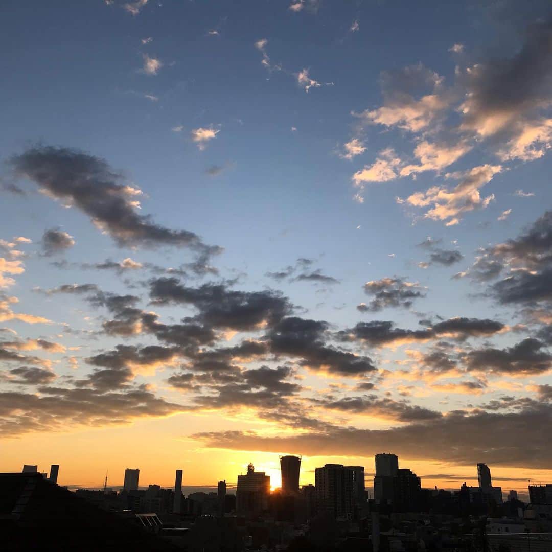 塩田真弓さんのインスタグラム写真 - (塩田真弓Instagram)「Good morning Tokyo  Good morning Japan  空を見上げる日々 時々カフェラテ  息をのむ景色でpower charge!  12月も乗り越えて行きましょう！  #goodmorningtokyo #goodmorningjapan #oceaninfukuoka」12月6日 7時40分 - mayumi_shiota_
