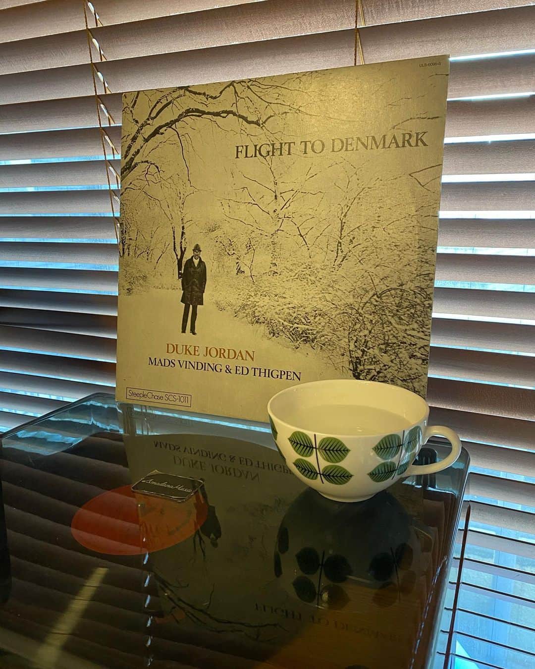 堤信子さんのインスタグラム写真 - (堤信子Instagram)「起き抜けはいつもお白湯で。耳に心地よいデュークジョーダンのジャズピアノ。 冬ジャケのお気に入りの一枚で日曜日スタートです。 #レコード  #アマダナレコードプレーヤー  #レコードのある生活  #ジャズピアノ  #堤信子」12月6日 7時40分 - nobnob1111