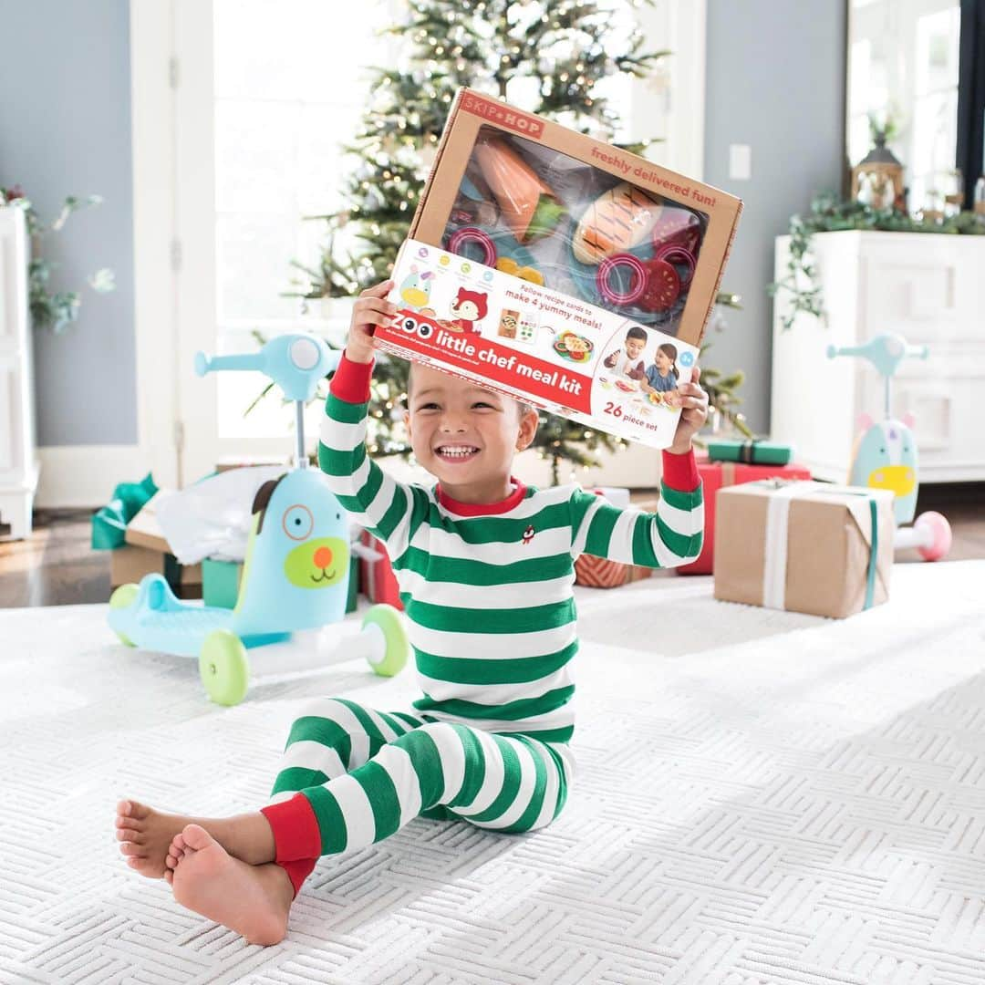 Skip Hopさんのインスタグラム写真 - (Skip HopInstagram)「Our Pretend Play toys get reactions like this! We ❤️ this shot filled with heaps of holiday cheer! 🤩🎁🎅  📸: @clingers_club  #holidaysmadebetter #bestgiftever #giftguide #skiphop」12月6日 7時45分 - skiphop