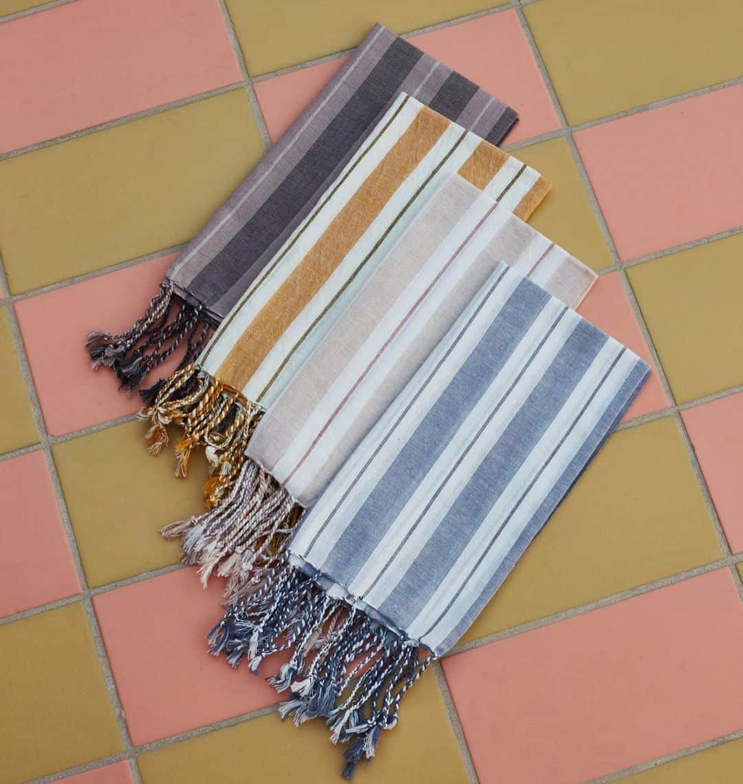 チャンルーのインスタグラム：「Go ahead, get a little messy. Our new kitchen towels will clean it right up. We like to use them as napkins, too!」
