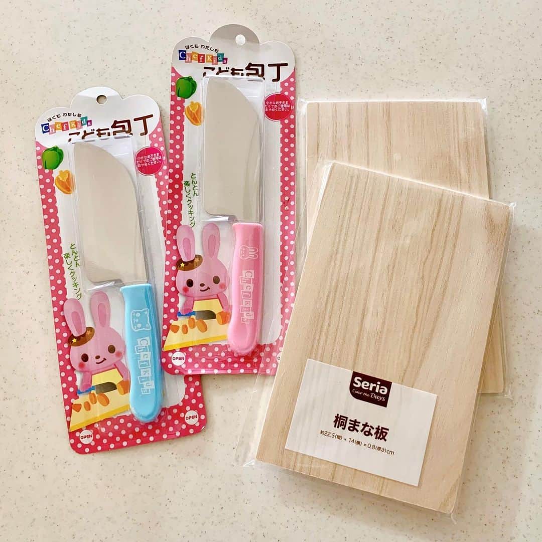 ochikeronさんのインスタグラム写真 - (ochikeronInstagram)「Kids’ knives at 100yen shop were a pretty good start. Both kids did a great job but I was scared to death 😂 We made curry and rice. Hoping to edit many many videos soon but too busy year-end...」12月6日 7時50分 - ochikeron
