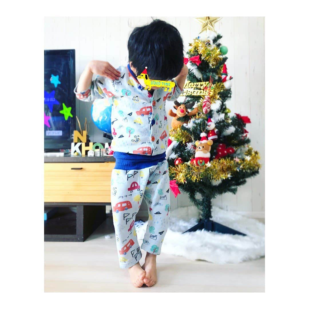 三倉佳奈さんのインスタグラム写真 - (三倉佳奈Instagram)「息子、ツリー🎄と。 写真撮るよというとこのポーズ。 肩に手、足がちゅんっとなってます。  #息子4歳 #Christmastree #今日もいい日になりますように☺︎」12月6日 7時52分 - kana_mikura0223