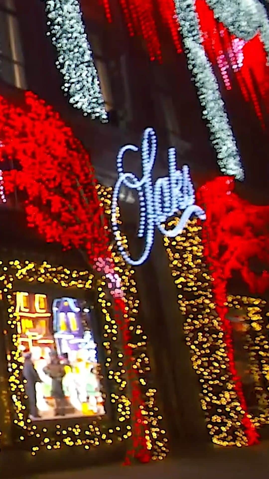 Saks Fifth Avenueのインスタグラム：「Get an exclusive, behind-the-scenes look into the making of our #SaksHoliday windows.」