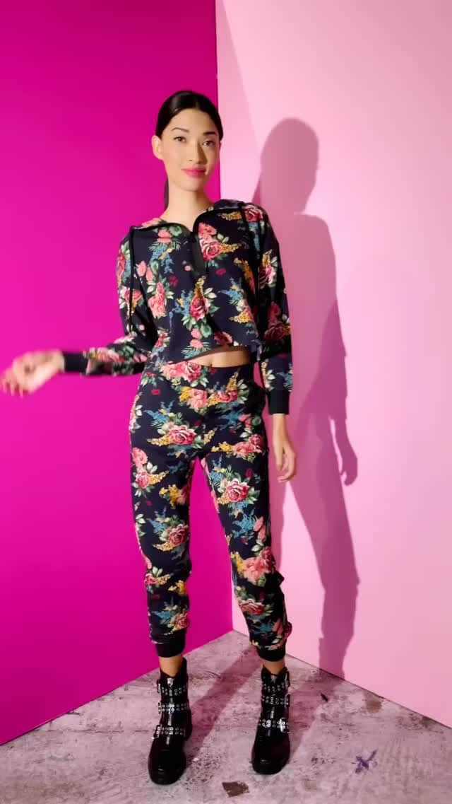アリス+オリビアのインスタグラム：「New #SweatSets drop this week! Floral prints and pinks!!」