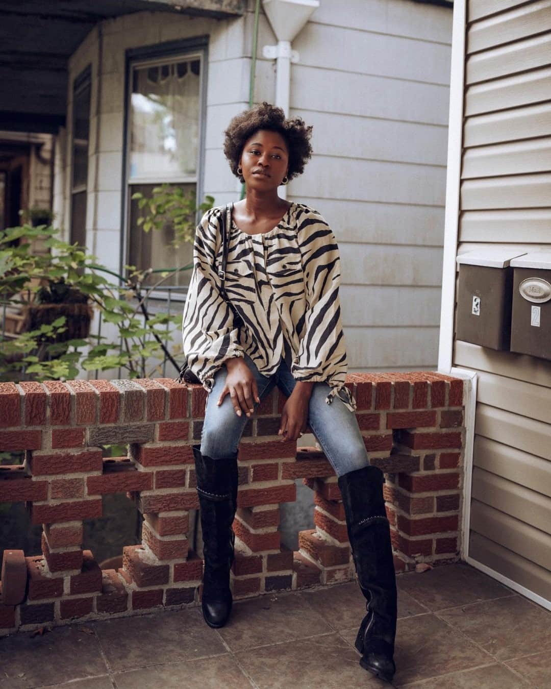 カレントエリオットのインスタグラム：「wild for @petitemarienyc in our studio 338 blouse / tap the link in our bio for similar styles  #currentelliott #blouse #stripes #print #styleinspo」