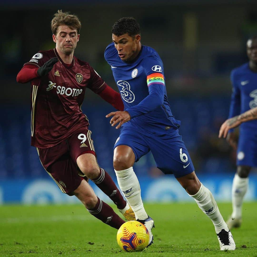 チアゴ・シルヴァのインスタグラム：「🇧🇷Feliz com o resultado, e ainda mais feliz por ter nossa torcida hoje em casa 🔵🔵 @chelseafc , parabéns pra toda a equipe 💪🏽💪🏽💪🏽 🇬🇧 Very happy with tonight’s result, and even happier to have our fans back at home 🔵🔵 @chelseafc Congratulations to the entire team 💪🏽💪🏽💪🏽 • • • #ThiagoSilva #OhhThiagoSilva #CFC #Chelsea #FamiliaSilva #ChelseaFC #London #LondonCalling #Londres #UnitedKingdom #England #Inglaterra #ThiagoIsBlue #WeAreBlue #ChelseaFans #BluesForever #cfcfans #chelseafootballclub #Chelseafcfans #StopCorona #CoronaOut #StopCovid #CHELEE #StamfordBridge」