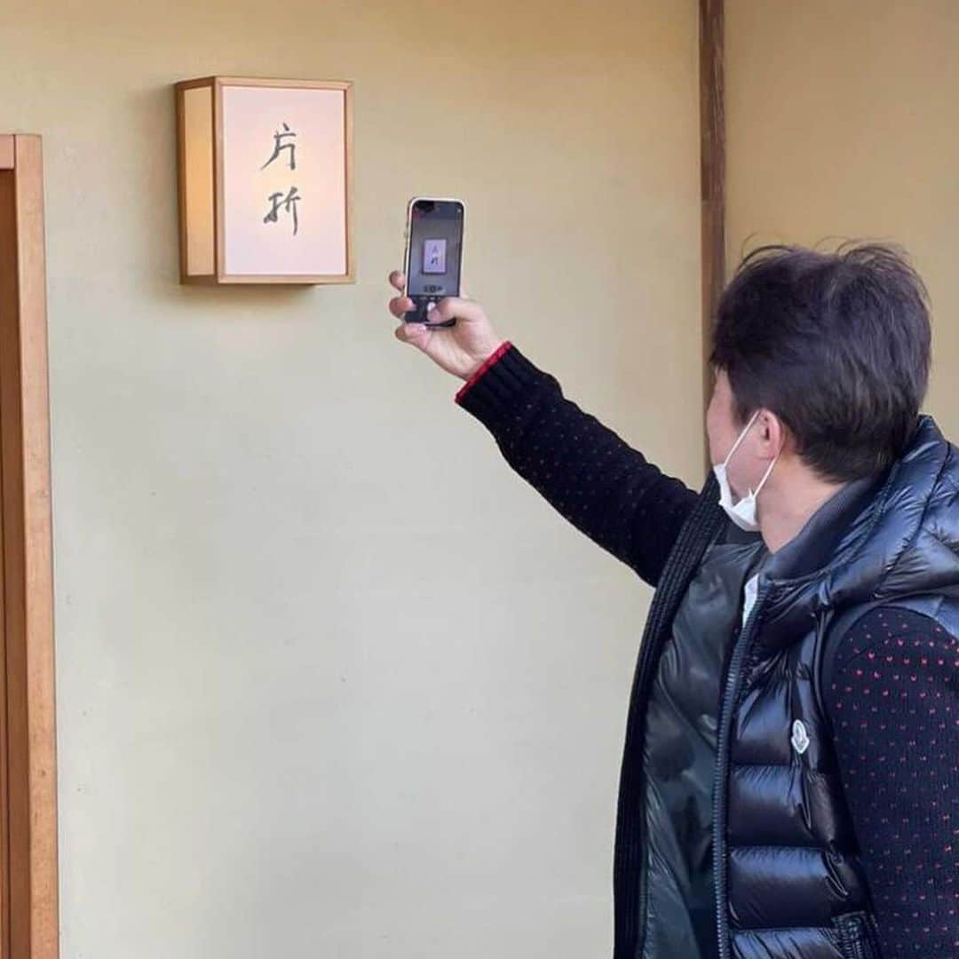 山岸久朗さんのインスタグラム写真 - (山岸久朗Instagram)「インスタグラマーの裏側w草 あっ、明日月曜16時55分は、関西テレビ「報道ランナー」に出演します！ 朝6時30分は「おはよう朝日です」、夕は報道ランナーでよろしくお願いします🥺❤️ #片折 #moncler #gucci #サンダーバード #金沢駅 #金駅 #めんや #中島めんや #金沢駅のお土産処が大好き #金沢百番街 #金沢百番街rinto #金沢百番街あんと #richardmille #rm1103  #山岸久朗 #山岸弁護士 #山岸弁護士が飯テロ中 #山岸弁護士の日本一周」12月6日 8時09分 - yamaben