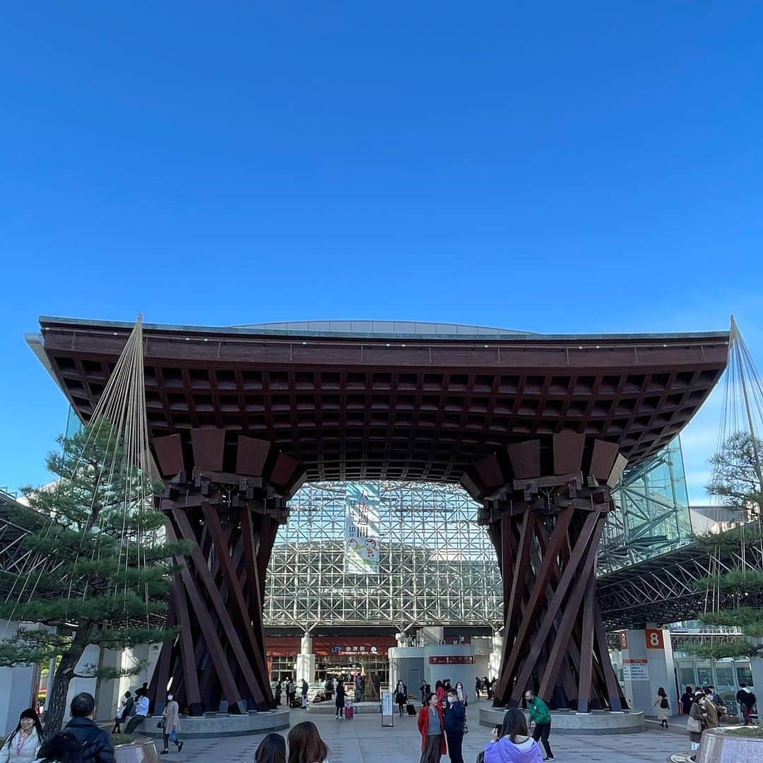 山岸久朗さんのインスタグラム写真 - (山岸久朗Instagram)「インスタグラマーの裏側w草 あっ、明日月曜16時55分は、関西テレビ「報道ランナー」に出演します！ 朝6時30分は「おはよう朝日です」、夕は報道ランナーでよろしくお願いします🥺❤️ #片折 #moncler #gucci #サンダーバード #金沢駅 #金駅 #めんや #中島めんや #金沢駅のお土産処が大好き #金沢百番街 #金沢百番街rinto #金沢百番街あんと #richardmille #rm1103  #山岸久朗 #山岸弁護士 #山岸弁護士が飯テロ中 #山岸弁護士の日本一周」12月6日 8時09分 - yamaben