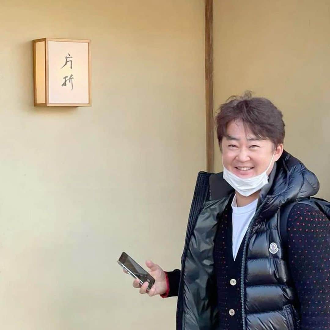 山岸久朗さんのインスタグラム写真 - (山岸久朗Instagram)「インスタグラマーの裏側w草 あっ、明日月曜16時55分は、関西テレビ「報道ランナー」に出演します！ 朝6時30分は「おはよう朝日です」、夕は報道ランナーでよろしくお願いします🥺❤️ #片折 #moncler #gucci #サンダーバード #金沢駅 #金駅 #めんや #中島めんや #金沢駅のお土産処が大好き #金沢百番街 #金沢百番街rinto #金沢百番街あんと #richardmille #rm1103  #山岸久朗 #山岸弁護士 #山岸弁護士が飯テロ中 #山岸弁護士の日本一周」12月6日 8時09分 - yamaben