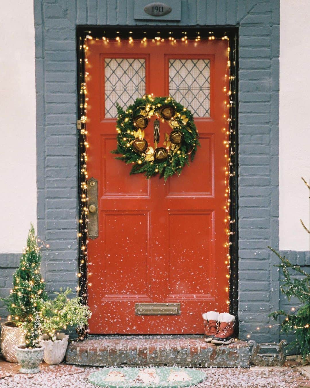 Anthropologieさんのインスタグラム写真 - (AnthropologieInstagram)「When Santa arrives at this festive home, he might be tempted to use the door instead of the chimney! ❄️ #BePresentWithAnthro」12月6日 8時10分 - anthropologie