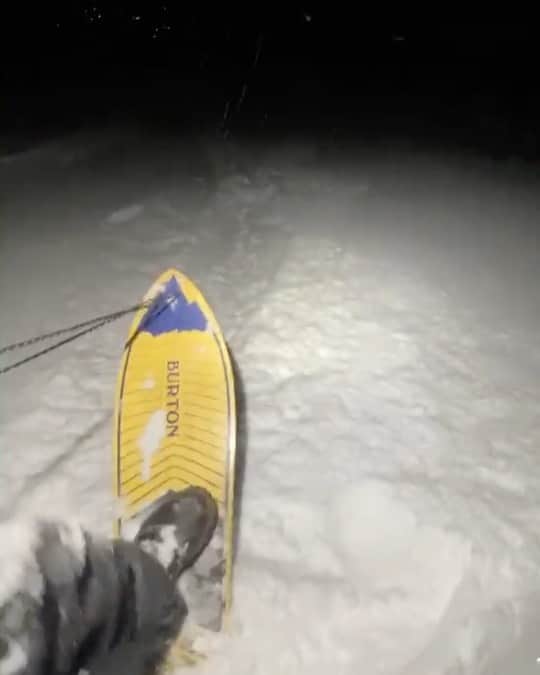 アナログクロージングのインスタグラム：「Headlamp ✅ Throwback board ✅ That’s all you need to make a couple turns after the sunsets. 📱: @mikkel_bang」