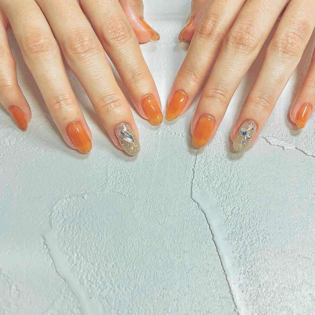 兼田日向子のインスタグラム：「🍊 ちゅるんオレンジと フラッシュネイル✨  オレンジ大好きだからお気に入り🥺 いつもありがとうございます♡ . . . . . #ネイル#フラッシュネイル#オレンジネイル#ちゅるんネイル」