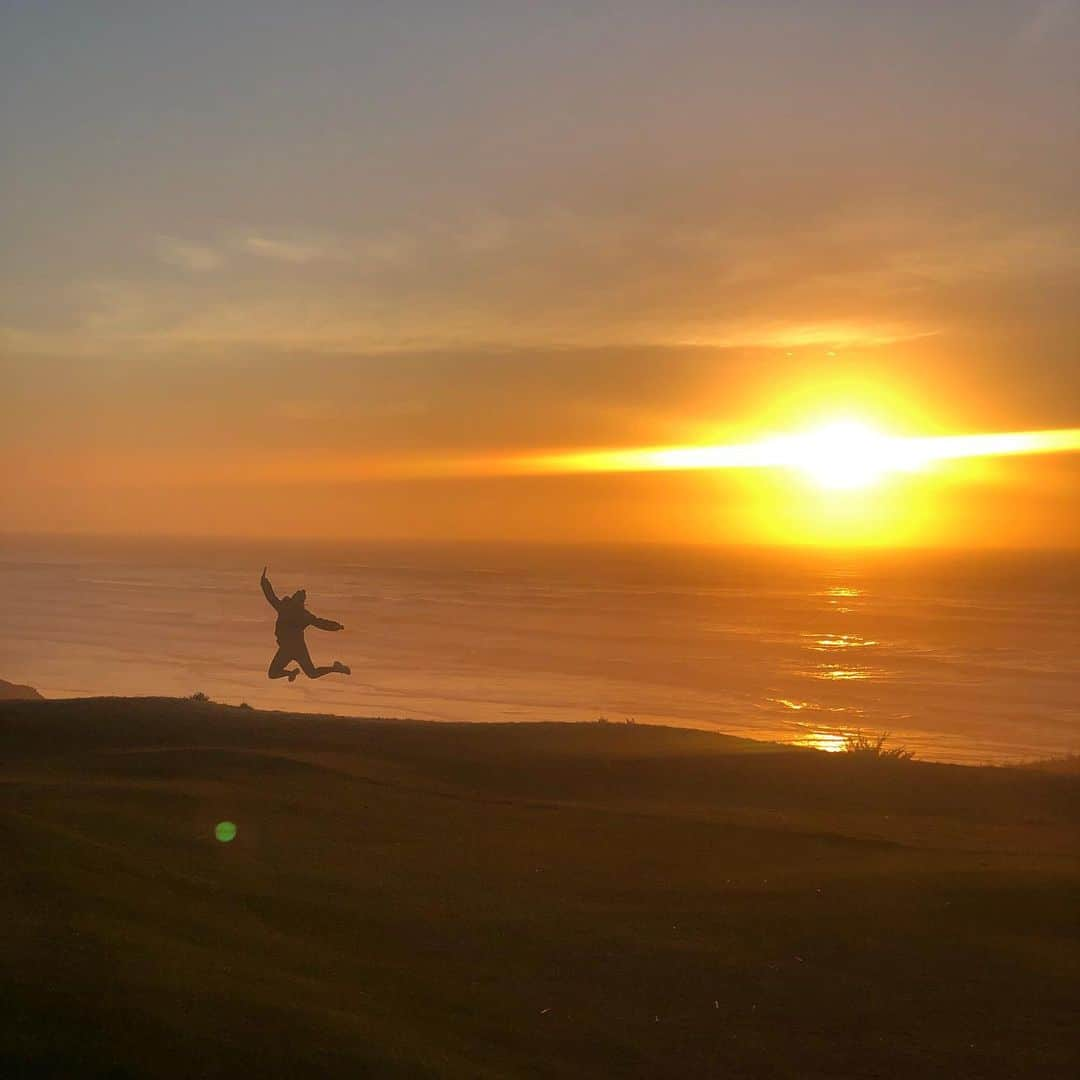 Marie Purvisさんのインスタグラム写真 - (Marie PurvisInstagram)「I know it’s been a difficult year for everyone, and trying to stay positive has been a struggle.  . . If I’ve learned anything from this year is to appreciate family, friends & the simple pleasures of life.   #bandondunes #sunsets」12月6日 8時17分 - mariepurvis