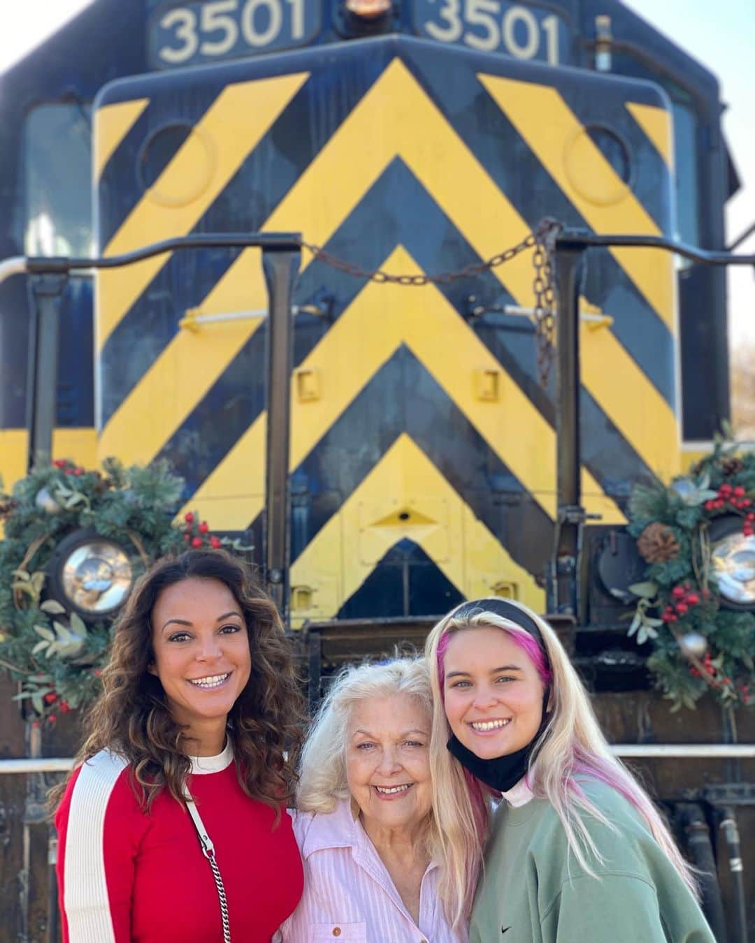 さんのインスタグラム写真 - (Instagram)「Fillmore Christmas Train with the Fam♥️ #happyholidays」12月6日 8時17分 - evalarue