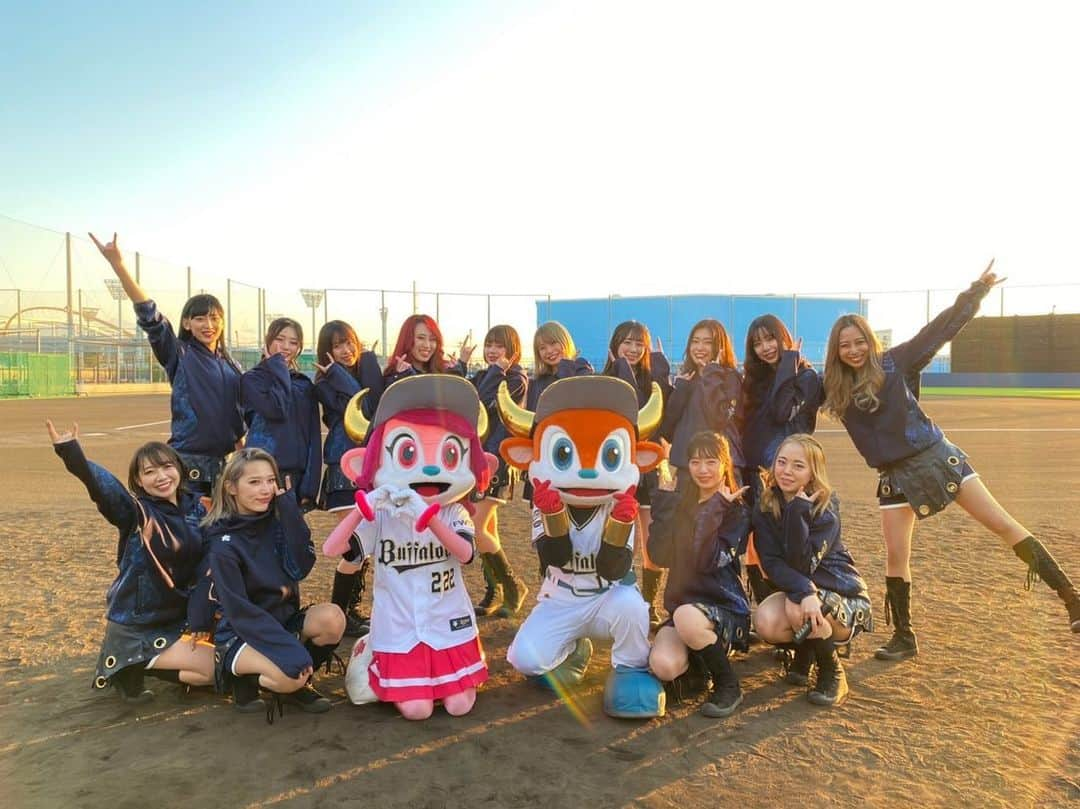 YUKINAさんのインスタグラム写真 - (YUKINAInstagram)「🏟⚾️💎🎁🐮﻿ ﻿ ﻿ 昨日は﻿ Bs Fan-Festa Online2020﻿ Supported by CRTM﻿ ﻿ 今回は,オンラインでの開催でしたが﻿ 皆さん,お楽しみいただけましたか😉？﻿ ﻿ ﻿ BsGirlsは﻿ 公式Instagramから生配信させて頂きました💎+°﻿ ﻿ ＊メンバー対決企画/4番勝負﻿ ＊バファローブル＆ベル＆BsGirls﻿ 　スペシャルライブ @Instagram﻿ ﻿ ﻿ 観て頂けましたか？💕﻿ ...綺麗な夕日をバックに🌆✨﻿ ﻿ 対決企画は,もうほんとにおもしろくて🤣🤣🤣﻿ めっちゃ笑った！爆笑﻿ ﻿ 楽しすぎました🥳🤩🤪またやりたいな🙈笑﻿ ﻿ ﻿ スペシャルライブは﻿ ブルくん🐮🍙🧡ベルちゃん🐮🍓💗との﻿ コラボパフォーマンスも✨ @buffalobell_222﻿ ﻿ この日のためにダンス覚えてくれたんやね🥺﻿ リハーサルの時から２人とも完璧でした👏🏻👏🏻👏🏻﻿ ﻿ ﻿ どちらもBsGirls公式Instagram﻿ アーカイブに残ってるので,お時間あるときに﻿ ぜひ！CHECKしてみてくださいね💎+°﻿ ﻿ 感想も聞かせてください😘﻿ ﻿ ﻿ ﻿ ﻿ ﻿ ﻿ ﻿ #オリックス #Bs2020 #BsGirls #プロ野球﻿ #baseball #ORIX #buffaloes #野球女子﻿ #公式 #official #followme #オリ姫﻿ #342 #YUKINA #yukina_342 #🍓﻿ #巻き髪 #巻き髪ロング #ロングヘア #赤髪﻿ #オンライン #インスタライブ #対決企画﻿ #4番勝負 #罰ゲーム #コラボ #べるすたぐらむ﻿ #Bsファンフェスタ #戦国武将 #真剣です」12月6日 8時25分 - yukina_bsgirls_342