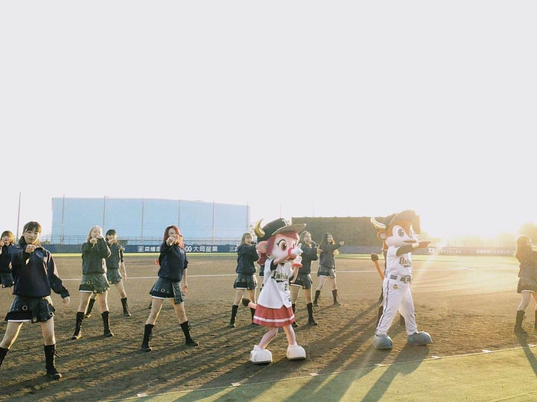 YUKINAさんのインスタグラム写真 - (YUKINAInstagram)「🏟⚾️💎🎁🐮﻿ ﻿ ﻿ 昨日は﻿ Bs Fan-Festa Online2020﻿ Supported by CRTM﻿ ﻿ 今回は,オンラインでの開催でしたが﻿ 皆さん,お楽しみいただけましたか😉？﻿ ﻿ ﻿ BsGirlsは﻿ 公式Instagramから生配信させて頂きました💎+°﻿ ﻿ ＊メンバー対決企画/4番勝負﻿ ＊バファローブル＆ベル＆BsGirls﻿ 　スペシャルライブ @Instagram﻿ ﻿ ﻿ 観て頂けましたか？💕﻿ ...綺麗な夕日をバックに🌆✨﻿ ﻿ 対決企画は,もうほんとにおもしろくて🤣🤣🤣﻿ めっちゃ笑った！爆笑﻿ ﻿ 楽しすぎました🥳🤩🤪またやりたいな🙈笑﻿ ﻿ ﻿ スペシャルライブは﻿ ブルくん🐮🍙🧡ベルちゃん🐮🍓💗との﻿ コラボパフォーマンスも✨ @buffalobell_222﻿ ﻿ この日のためにダンス覚えてくれたんやね🥺﻿ リハーサルの時から２人とも完璧でした👏🏻👏🏻👏🏻﻿ ﻿ ﻿ どちらもBsGirls公式Instagram﻿ アーカイブに残ってるので,お時間あるときに﻿ ぜひ！CHECKしてみてくださいね💎+°﻿ ﻿ 感想も聞かせてください😘﻿ ﻿ ﻿ ﻿ ﻿ ﻿ ﻿ ﻿ #オリックス #Bs2020 #BsGirls #プロ野球﻿ #baseball #ORIX #buffaloes #野球女子﻿ #公式 #official #followme #オリ姫﻿ #342 #YUKINA #yukina_342 #🍓﻿ #巻き髪 #巻き髪ロング #ロングヘア #赤髪﻿ #オンライン #インスタライブ #対決企画﻿ #4番勝負 #罰ゲーム #コラボ #べるすたぐらむ﻿ #Bsファンフェスタ #戦国武将 #真剣です」12月6日 8時25分 - yukina_bsgirls_342