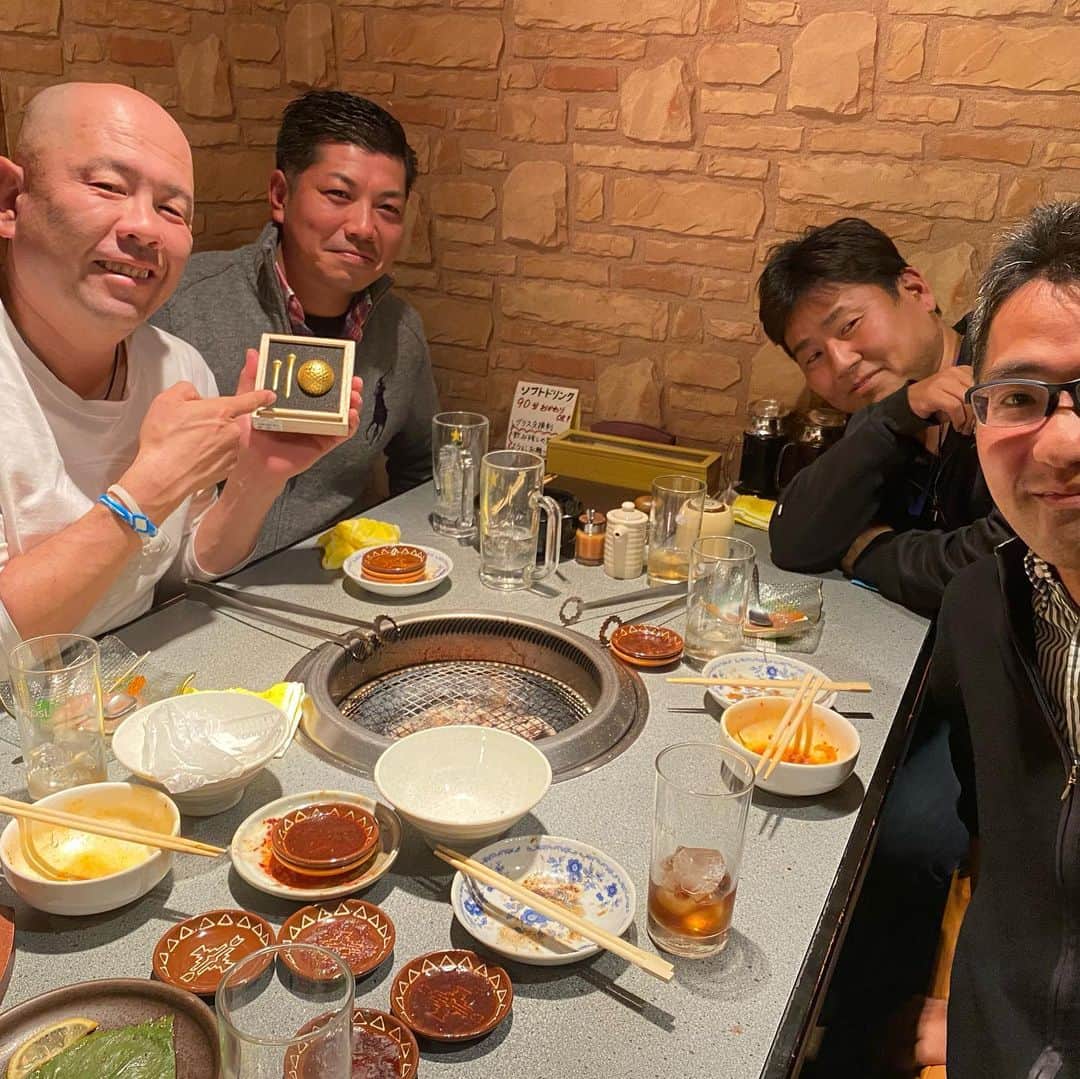 小田幸平のインスタグラム：「チョレイと川口さんと成瀬さんとコロナ対策して食事しました。話題は野球の話ばかり⚾️食事の途中で川口さんにホールインワン記念ボール、ティーを頂きました⛳️ありがとうございました😃#ゴルフ#ホールインワン#中日ドラゴンズ#読売ジャイアンツ#焼肉#プレゼント#文房具#伊藤園#中西精密エンジニア」