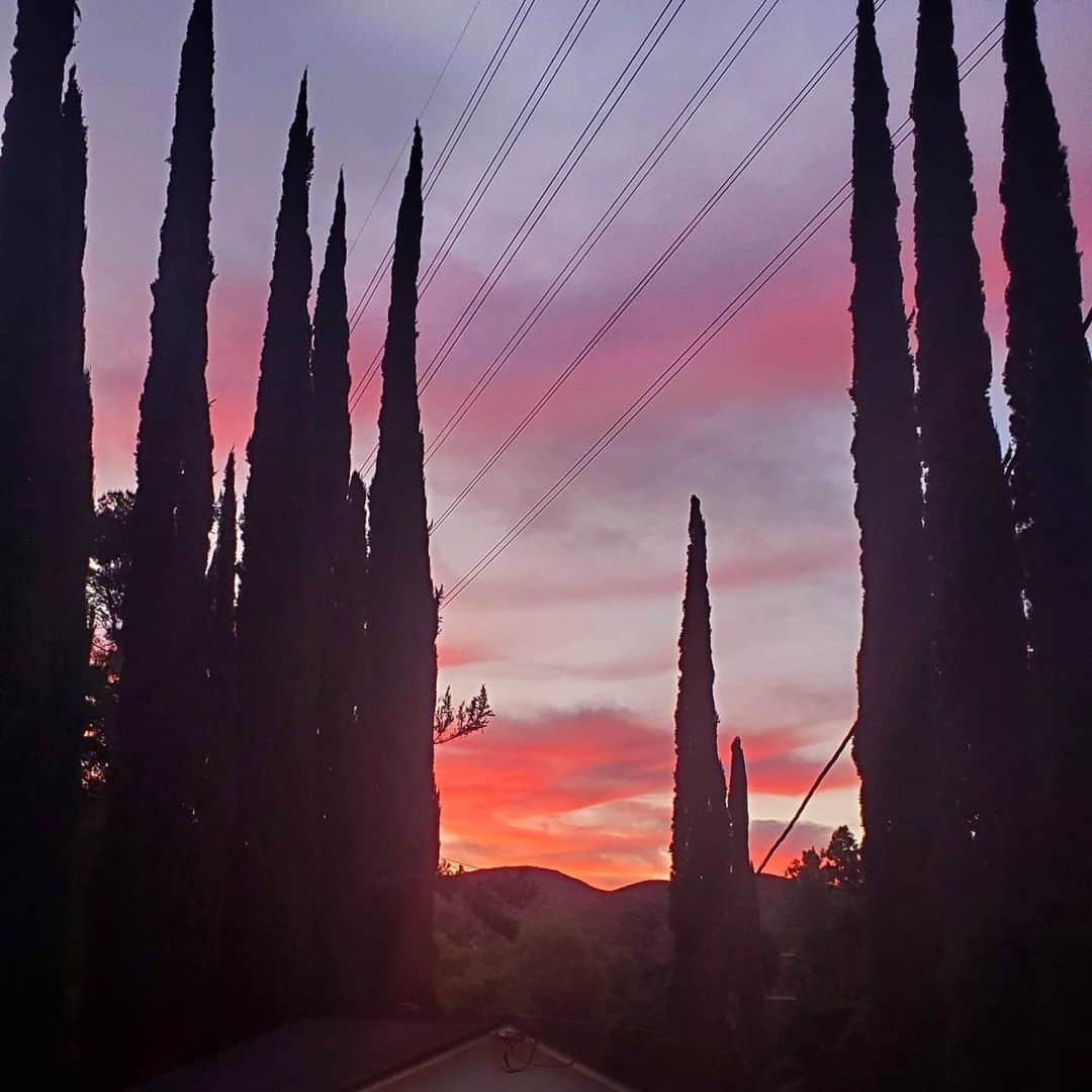 ガソリングラマーさんのインスタグラム写真 - (ガソリングラマーInstagram)「Good morning time sunrise #sunrise #shadowhills wow my favorite clouds ever #clouds #cloudslut #goodmorning #bluesky for days」12月6日 8時27分 - gasolineglamour