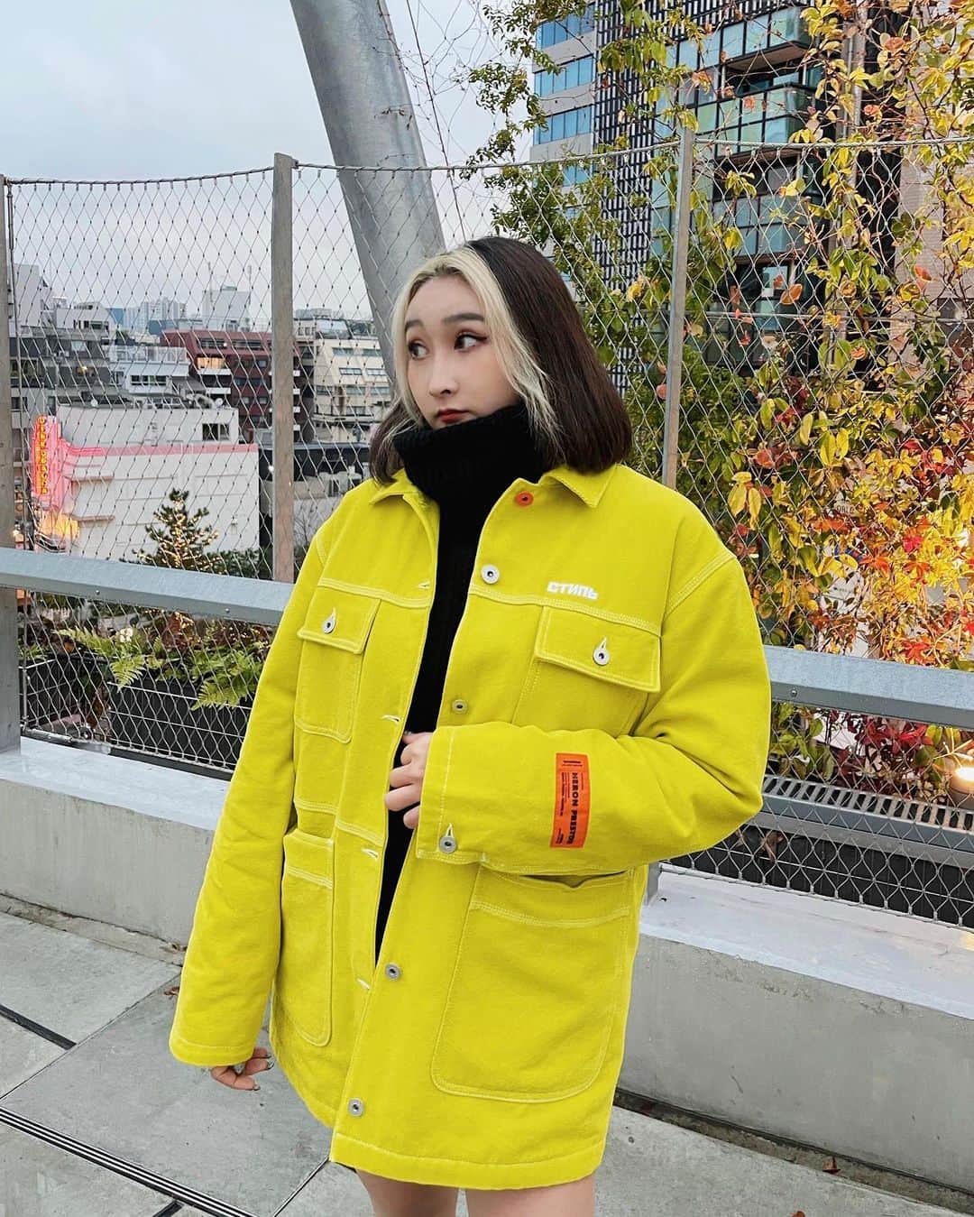 雪琴(YUKI) / DJ YUXIのインスタグラム：「すっかり寒くなったなぁ〜💛🧡🥺  #outfitoftheday #heronpreston #ジャケットコーデ #ニットコーデ」