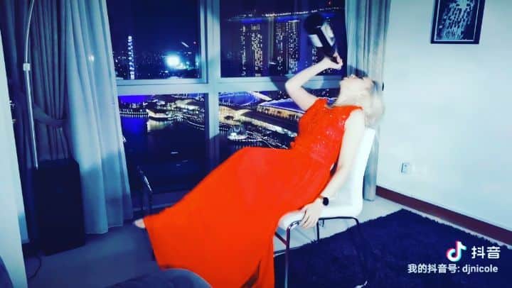 Nicole Chenのインスタグラム：「Douyin id : djnicole Loving the team! As we enjoy creating douyin videos!  Thanks team @melodyaw.x @davidlovetofly @damianemp @sean.titanium」