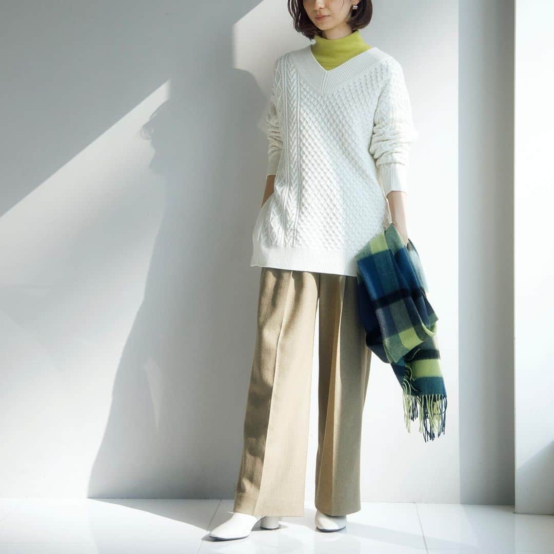 INDIVIのインスタグラム：「- knit style -﻿ ﻿ ﻿ 凸凹感のある柄編みが、今季トレンドのクラシックな印象の1枚。﻿ 大きくあいたスリットもデザインポイントの1つです。﻿ レイヤードルックもオススメです！﻿ ﻿ ﻿ ✴︎knit.¥17,050(税込)﻿ ✴︎no.127-19460﻿ ﻿ ✴︎pants.¥19,250(税込)﻿ ✴︎no.127-69061﻿ ﻿ ﻿ #INDIVI﻿ #インディヴィ」