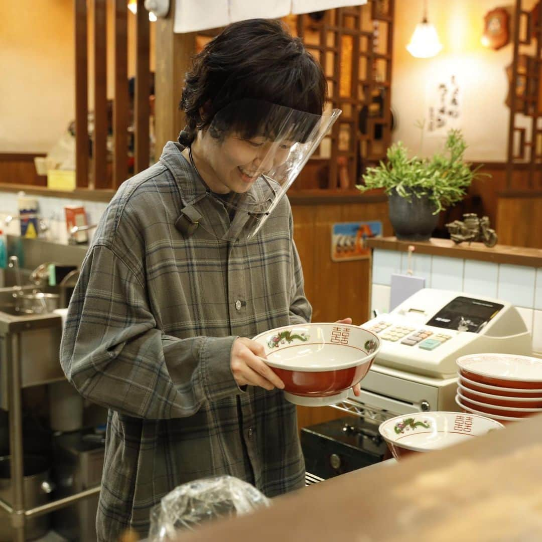 ドラマ「七人の秘書」【公式】のインスタグラム：「＊﻿ 皆さん、今日の夕ご飯はなんですか😋？？﻿ ご飯の時間ということで、ラーメンの写真を…🍜﻿ ﻿ #ラーメン萬 での最後の撮影日は、出演者の皆さん自らラーメン作りにチャレンジ🤣！﻿ みんな自分で作ったラーメンを、美味しそうに食べていました…🤤﻿ ﻿ #七人の秘書﻿ #最終回﻿ #12月10日﻿ #木曜よる9時﻿ #拡大スペシャル﻿ #ラーメンの器を﻿ #嬉しそうに抱えるシムさん﻿ #まさにわくわくって感じです🙈﻿ #可愛さあふれてます😂」