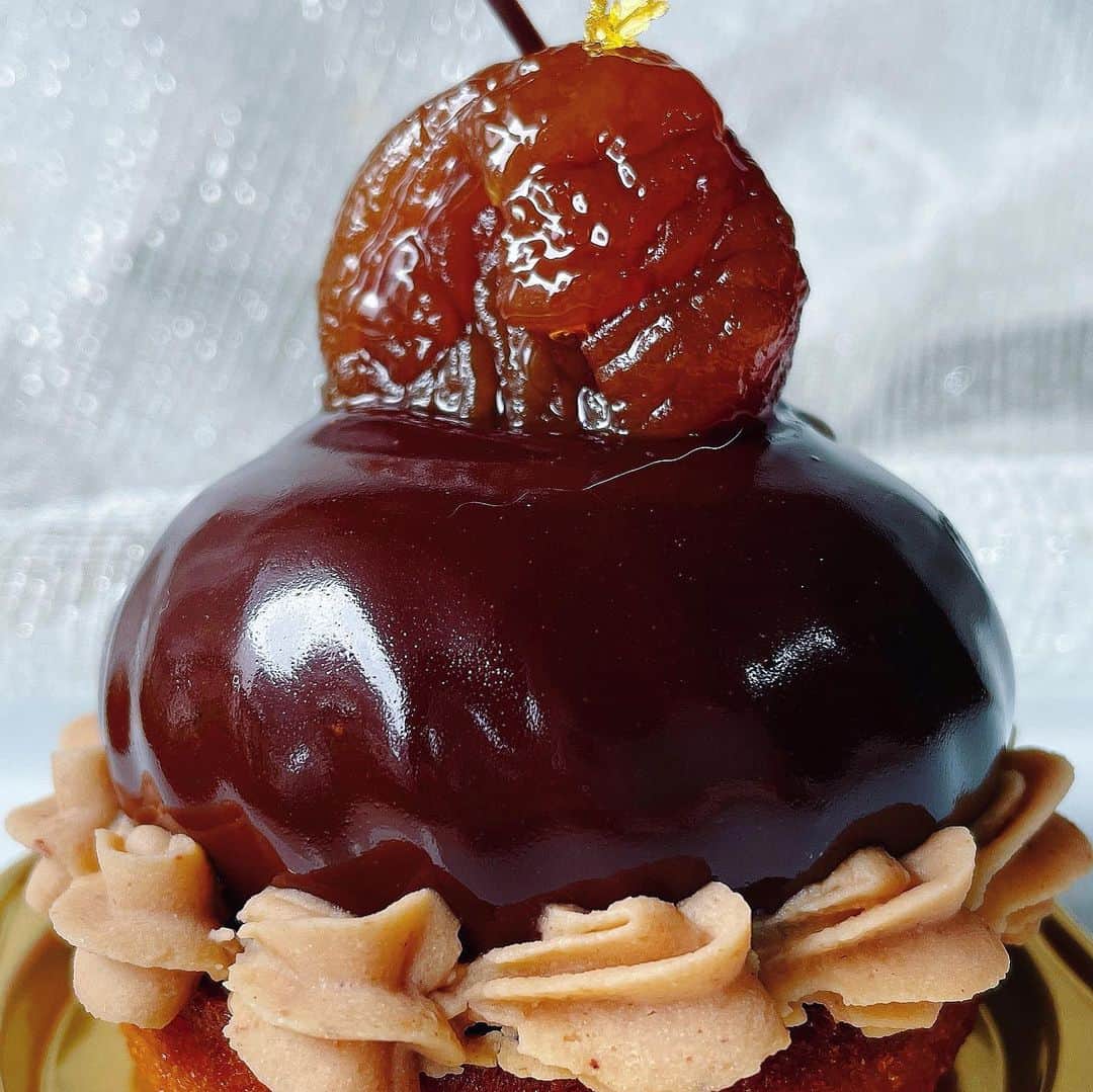 のインスタグラム：「#montblanc #chocolate #christmas  栗スマス〜🎄🌰 #おうちスイーツ  冬のモンブラン♡チョコレートカシスマロンでございます〜  全国のデパ地下人気店、アンテノールさんの期間限定栗スイーツ🌰🎄🍫 @antenor_1978   イタリア アグリモンタナ社のマロングラッセとベルギーチョコがつやツヤツヤ♡  →中は ラム酒香るチョコムースとカシスムースのハーモニー♪ とろけるチョコっておいしいですよね〜   冬のデパ地下スイーツ探求中♡  アンテノールさんでは3種栗スイーツが揃ってます。チョコレートカシスマロンは12/16までなので お早めに♡  栗スマス ピスタチオモンブランも季節限定です🎄🎄🎄‼️  ぬくぬくお部屋で 楽しみたい❄️🎄❤️ 冬のモンブランで おうちスイーツ時間も大充実です♡  #おうちカフェ #おうち時間 #おうちモンブラン#デパ地下モンブラン #モンブランの世界#栗#和栗#栗スイーツ#モンブラン#里井真由美#里井ワグリーナ真由美#ワグリーナ#ワグリーナ真由美#japan#mayumisatoi#アフタヌーンティー#零食#さといいね#스위트#ありが糖運動#まゆログ#甜食#着物#フードジャーナリスト里井真由美#kimono#kimonostyle」