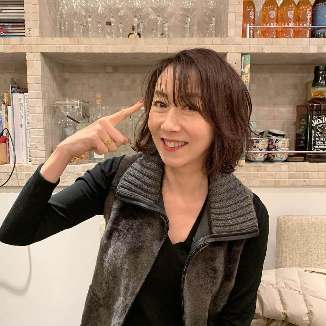 長野智子さんのインスタグラム写真 - (長野智子Instagram)「20年以上ぶりに前髪切りました。 どーでもいい報告すみません！  #個人的には新鮮 #気分転換 #ヘアアレンジ  #前髪 #ちょっと静電気」12月6日 19時20分 - naganotomoko