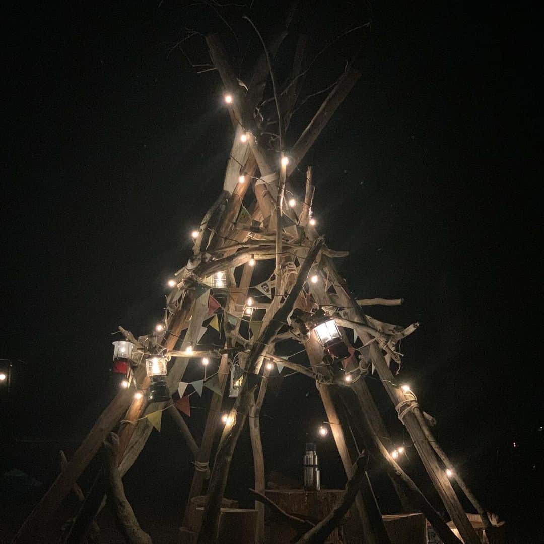 森公平さんのインスタグラム写真 - (森公平Instagram)「フォレストマーケットオンライン見てくれた方ありがとうございました！  流木クリスマスツリー。吉本キャンプブと青川峡メンバーで立派なの出来ました😄 書いてくれた皆さまもありがとうございました。  都内からバイクで三重県まで行ったので次の日、伊勢神宮にも行ってきました。猿田彦神社とさるめ神社へ。  帰りは450kmの長旅となりましたが無事に帰って来ました。 寒さも完全装備でいったので大丈夫でした。 コミネハンドルウォーマー最強！  三日間で951km走りました。MT09最高！！次はどこへ行こうか？  #フォレストマーケット #フォレマ #青川峡キャンピングパーク #流木ツリー #流木アート #クリスマスツリー #流木 #yamaha #mt09 #キャンプ #キャンプツーリング #猿田彦神社 #さるめ神社 #伊勢神宮 #コミネ #ハンドルウォーマー」12月6日 19時22分 - mori_koheidesu