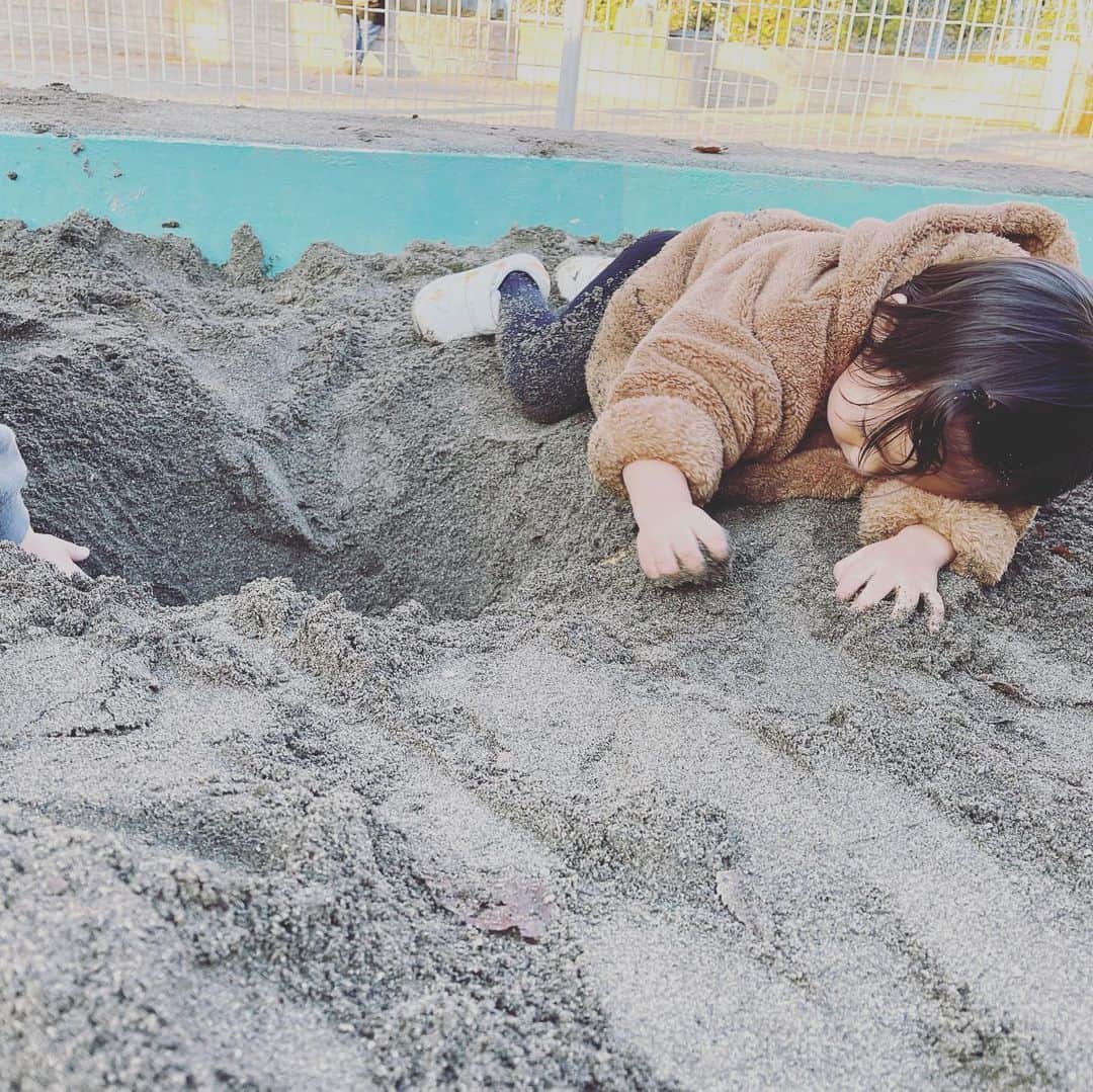 菅井悦子さんのインスタグラム写真 - (菅井悦子Instagram)「あぁぁぁ😂 日曜の夕方は、穴掘りするお兄ちゃんたちに混ぜてもらって、全身泥まみれ😂 その後水道に突っ込んでドロドロ🤣 アッパレ！ さ、今週も頑張ろう、楽しもう！」12月6日 19時22分 - etsuko313