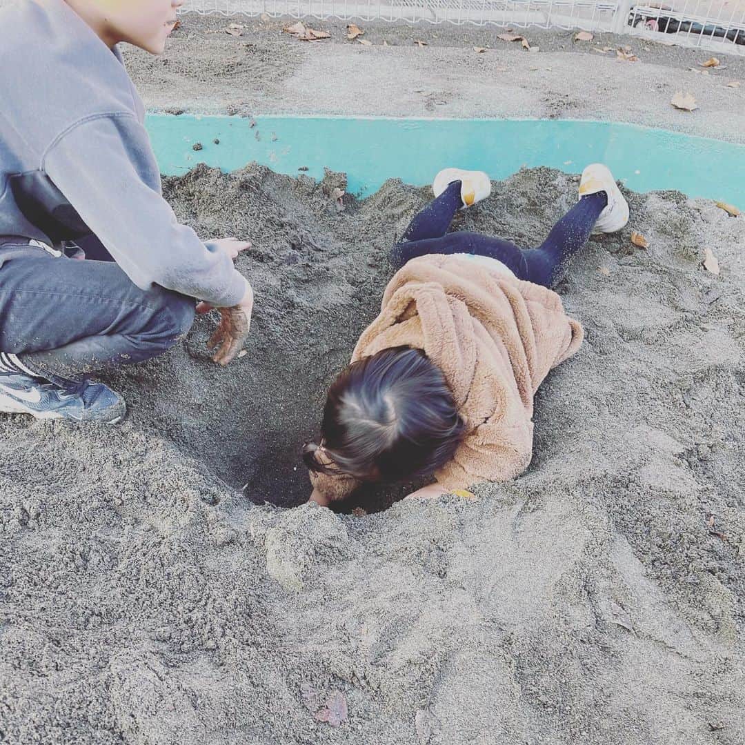 菅井悦子さんのインスタグラム写真 - (菅井悦子Instagram)「あぁぁぁ😂 日曜の夕方は、穴掘りするお兄ちゃんたちに混ぜてもらって、全身泥まみれ😂 その後水道に突っ込んでドロドロ🤣 アッパレ！ さ、今週も頑張ろう、楽しもう！」12月6日 19時22分 - etsuko313